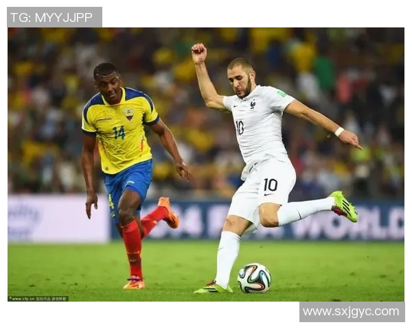 全球足球巨星真实写真集精彩瞬间解析，感受顶级球员的独特魅力与风采