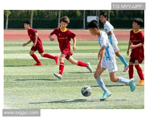 小男孩足球球星奋力奔跑瞬间捕捉高清图片展现青春活力与球场魅力