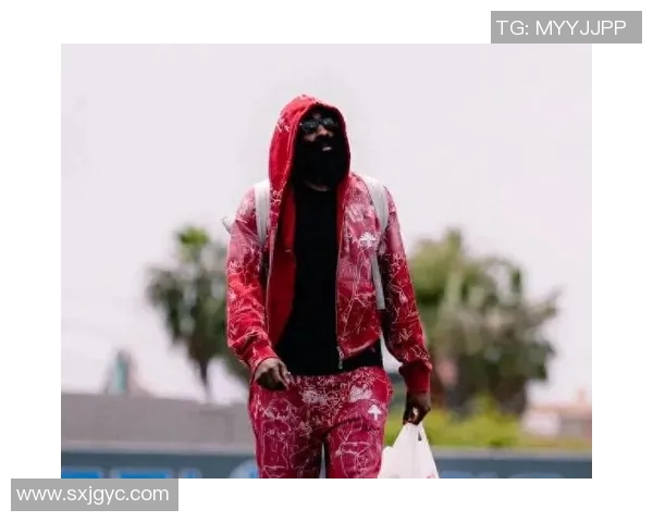 时尚球星穿搭展示足球夹克魅力潮流风格瞬间点燃球迷热情